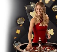 Antarmuka permainan Fa Cai Shen Deluxe menampilkan gulungan slot dengan simbol keberuntungan dan emas